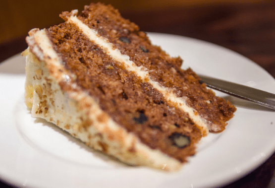 Recept på Omlets smaskiga morotskaka, tårtbit