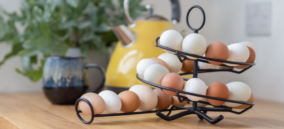 Ägg i olika färger på en äggsnurra från Omlet