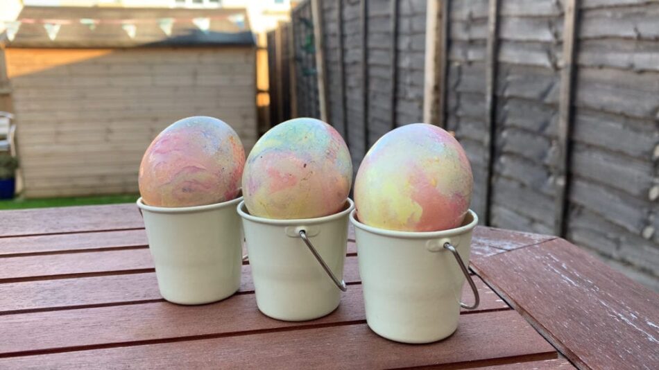 Färgglada marmorerade ägg påskpyssel
