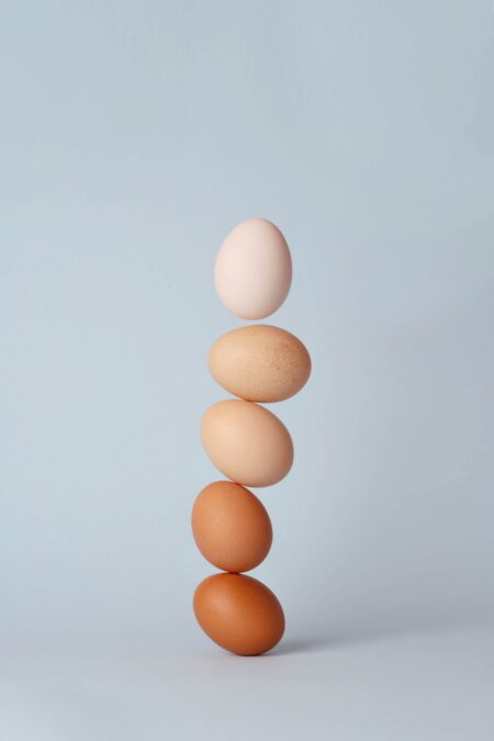Fem ägg staplade på varandra