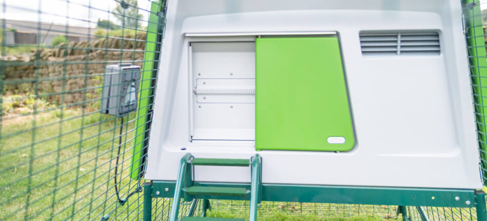 Omlet Eglu Cube hönshus stängt med Omlet Autodörr - automatisk dörr för hönshus 